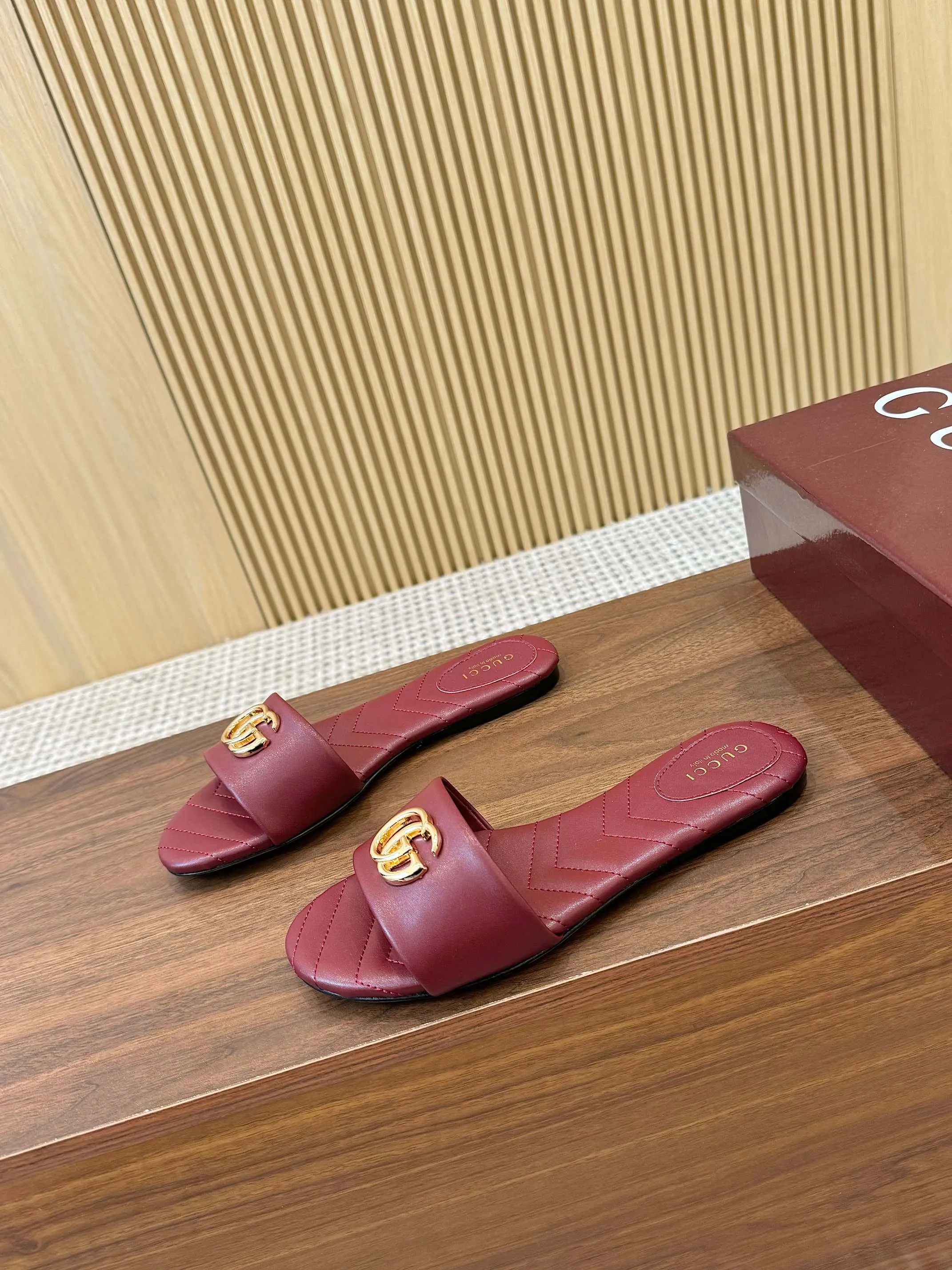 👟👟Ex-factory price 440👟👟 💯💯💯Gucci 2025 spring and summer latest popular slip-on sandals series... [Round toe] Latest double G buckle. Embroidery style Original quality 🍃Original European style, 💥perfect on the feet💃💃When worn with this shoe, it is elegant and crystal clear. No matter the materials of the accessories, they are all customized one by one. You must go to get the original version. The whole series is full of exciting and innovative elements. The texture of different materials, the texture of the materials, and the expression of the materials have a strong artistic atmosphere... ❶ Upper: imported cowhide ❷ Inner lining: customized imported sheepskin ❸ Foot pads: customized imported sheepskin ❹ Outsole: imported Italian genuine leather outsole ❺ Heel height: 1.5CM ❻ Packaging: Original full set of packaging ❼ Code number: 35-43 (41.42.43 customized is not returnable)